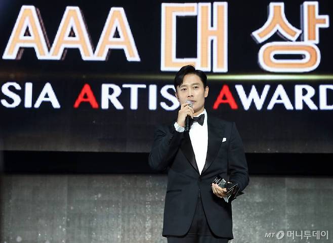 배우 이병헌이 28일 오후 인천 남동체육관에서 열린 '2018 Asia Artist Awards'(2018 아시아아티스트어워즈 '2018 AAA')에서 대상 수상 후 소감을 말하고 있다/사진=김휘선기자