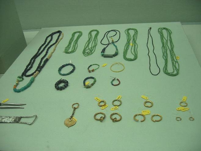 신라와 백제 무덤에서는 많은 양의 유리구슬이 나오고 있다. 한반도에서 나오는 유리구슬은 대부분 인도·태평양 지역에서 만들어진 것이다. 당시의 활발한 교역을 잘 보여준다. 사진은 영산강 유역에서 발견된 유리구슬 등 유물들. 권오영 교수 제공