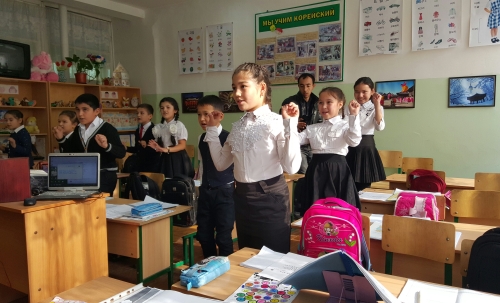 지난달 28일 우즈베키스탄 타슈켄트에 있는 제35학교의 한 4학년 교실에서 학생들이 반주에 맞춰 한국 동요인 ‘올챙이와 개구리’를 율동과 함께 부르고 있다.