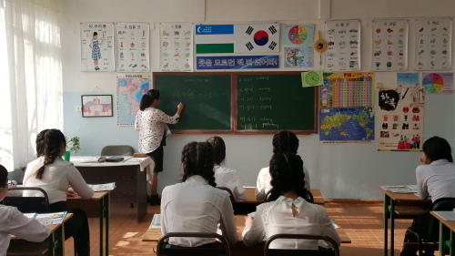 지난달 28일 우즈베키스탄 타슈켄트에 있는 제35학교의 한 고등학교 교실에서 학생들이 한국어 수업을 듣고 있다.