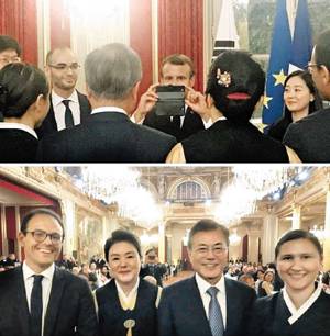 사진 찍어주는 마크롱 대통령(위). 왼쪽부터 세드리크 오, 김정숙 여사, 문 대통령, 델핀 오(아래). /오영석씨 제공