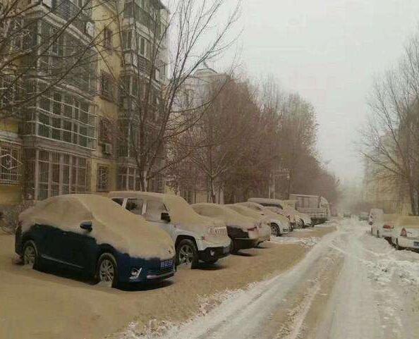 중국 우루무치에 내린 황색 눈(황사눈)에 뒤덮인 거리와 차량