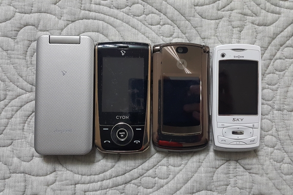 우리 가족들이 쓰다가 서랍 속에 파묻힌 각종 2G폰들.