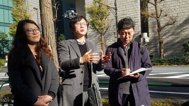 강제징용 소송 피해자 측 변호인인 임재성(가운데) 변호사 등이 4일 한국 대법원의 손해배상 판결 이행을 촉구하는 요청서를 전달하기 위해 도쿄 지요다(千代田)구 마루노우치(丸ノ內)의 신일철주금 본사를 방문하고 있다. 도쿄=연합뉴스