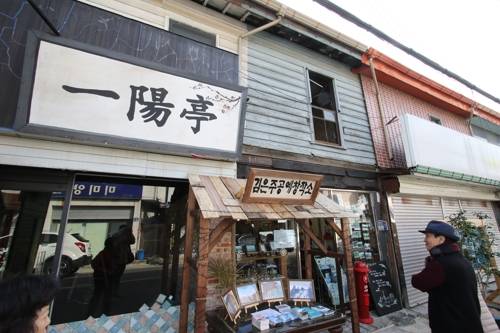 목포 근대역사문화공간 (목포=연합뉴스) 박상현 기자 = 등록문화재 제718호인 목포 근대역사문화공간에 남은 일본 건축물. 입구는 좁지만, 안으로 들어가면 넓은 길쭉한 형태다.