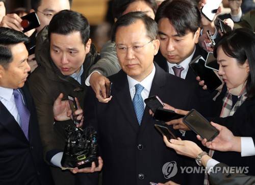 굳은 표정의 박병대 전 대법관 (서울=연합뉴스) 임헌정 기자 = 양승태 전 대법원장 시절 사법행정권을 남용한 혐의를 받는 박병대 전 대법관이 19일 오전 서울 서초구 서울중앙지검에 피의자 신분으로 출석하며 조사실로 향하고 있다. 2018.11.19 kane@yna.co.kr (끝)
