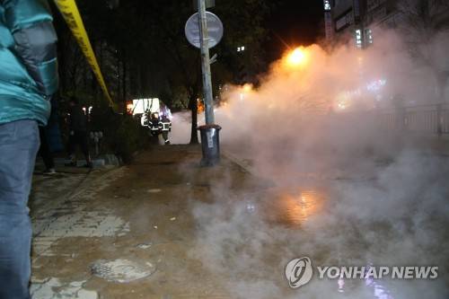 피어오르는 김 (고양=연합뉴스) 이희열 기자 = 4일 오후 고양시 백석역 근처에서 지역 난방공사 배관이 터지는 사고가 발생, 수증기가 피어오르고 있다. 2018.12.4 joy@yna.co.kr (끝)