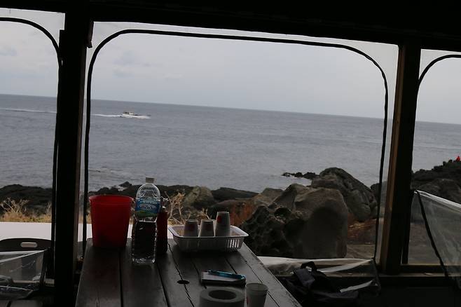 마라도의 한 식당에서 바라본 바다 풍경