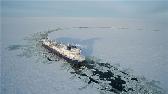 대우조선해양이 세계 최초로 건조한 쇄빙LNG선이 얼음을 깨면서 운항하고 있다.(사진=아시아경제 DB)