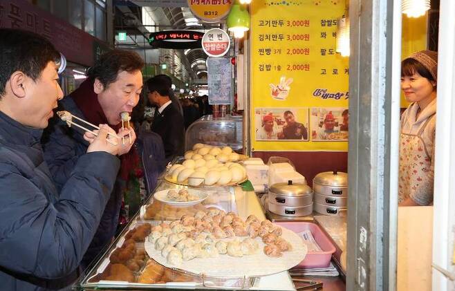 이낙연 국무총리가 지난 1일 서울 독산동 남문시장을 방문해 만두를 먹고 있다. 이낙연 총리 페이스북