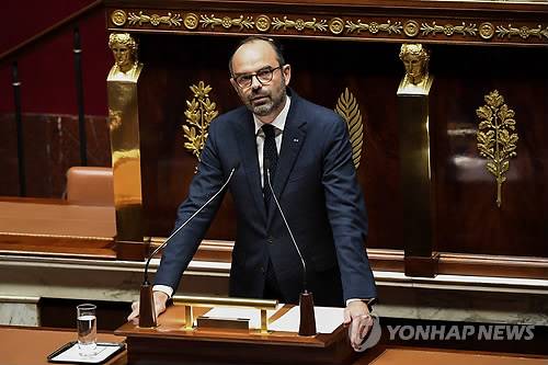 "유류세 인상 철회" 밝히는 프랑스 총리 (파리 AFP=연합뉴스) 에두아르 필리프 프랑스 총리가 5일(현지시간) 의회에서 발언하고 있다. 필리프 총리는 이날 의원들에게 '노란조끼' 시위 사태를 촉발한 원인 중 하나인 유류세 인상을 철회하기로 했다고 밝혔다. ymarshal@yna.co.kr (끝)