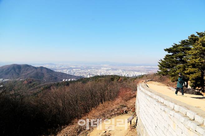 상당산성 서남 암문 위에서는 청주 시내가 한눈에 내려다 보인다