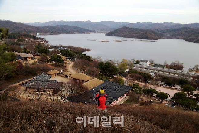 대청호가 내려다보이는 시원스러운 곳에 자리한 문의문화재단지