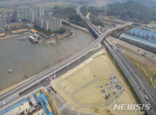 【시흥=뉴시스】 조성필 기자 = 내년 상반기 착공 예정인 배곧신도시~달월역 연결 고가도로(해안도로 확충공사) 예상도. 2018.12.07 (사진=시흥시 제공) photo@newsis.com