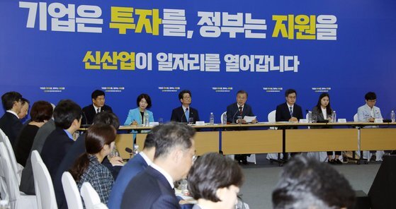 지난 10월 4일 충북 청주 SK하이닉스 'M15'에서 열린 제8차 일자리위원회 회의. [연합뉴스]