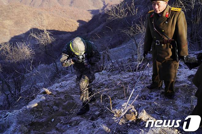 남북 군사당국이 '9·19 군사분야 합의서' 이행 차원에서 시범철수한 비무장지대 내 GP(감시초소)에 대해 12일 오후 상호검증에 나선 가운데 강원도 철원 중부전선에서 남측 현장검증반이 완전파괴된 북측 GP를 검증하고 있다. (국방부 제공) 2018.12.12/뉴스1 ⓒ News1