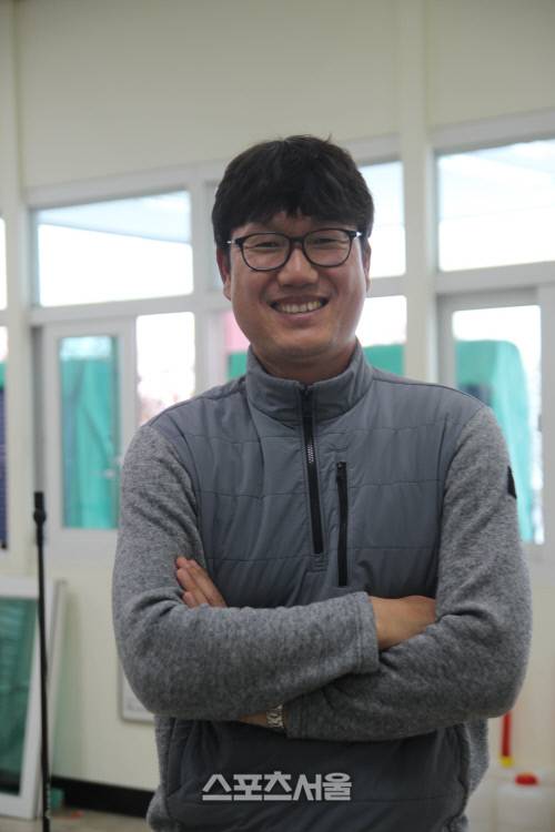 공주시청 박경모 감독이 스포츠서울과의 인터뷰를 마치고 기념 촬영을 하고 있다. 공주 | 이용수기자 purin@sportsseoul.com