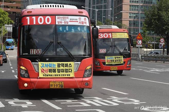 지난 8월 12일 중구 서울역 승강장에서 광역버스에 '고사하는 광역버스 폐선밖에 답이없다' 피켓이 붙어있는 모습. /사진=이기범 기자