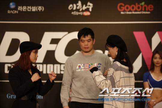 이예지와 이수연이 계체량을 통과한 뒤 서로를 노려보고 있다. 사진제공=로드FC