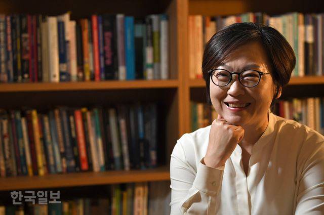 이나영 교수는 ‘그런다고 변하겠냐’는 자조 혹은 조롱에 이렇게 응수한다. 슬픈 일이지만, 그렇게 조금씩 느리더라도 세상은 변할 거라고. ‘거룩한 분노’가 세상을 바꿔왔다고. 서재훈 기자