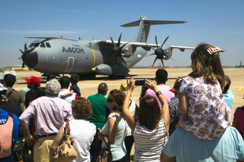 스페인 공군기지 개방행사에 참가한 시민들이 A400M 수송기를 관람하고 있다. 미 공군 제공