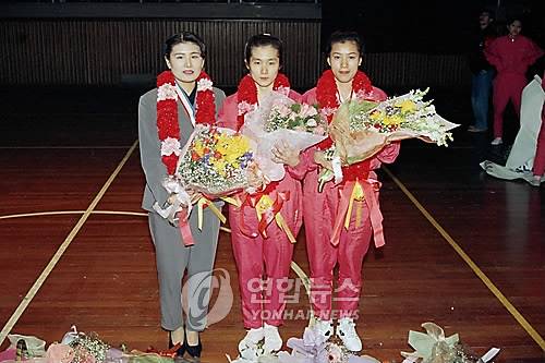 현정화, 홍차옥, 홍순화 선수 은퇴 (서울=연합뉴스) 이희열 기자= 현정화(가운데), 홍차옥(오른쪽), 홍순화 선수가 서울 문화체육관에서 은퇴식을 갖고 꽃다발을 들고 기념 촬영을 하고 있다. 1994.3.12