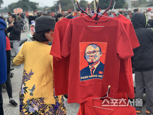 15일 하노이 미딩국립경기장 앞에서 판매되는 박항서 감독 티셔츠. 하노이 | 정다워기자