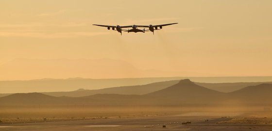 지난 13일(현지시간) 유인우주선 스페이스쉽2(가운데)가 견인항공기와 함께 미국 모하비 사막에서 이륙해 날아가고 있다.[로이터=연합뉴스]