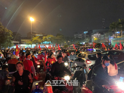 15일 밤 하노이 시내가 우승을 즐기는 팬으로 가득하다. 하노이 | 정다워기자