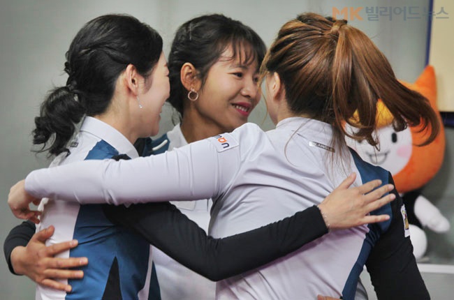 지난 13일 서울시 금천구 빌리어즈TV 스튜디오에서 열린 WPBL 챔피언결정전 마지막 경기에서 심리스의 우승이 확정되자 선수들이 서로를 얼싸안고 기뻐하고 있다.