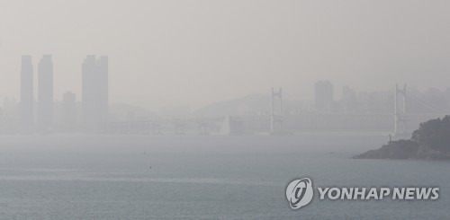 뿌연 부산 바다 미세먼지 나쁨 [연합뉴스 자료사진]