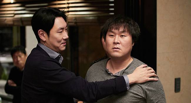 영화 ‘완벽한 타인’의 베우 윤경호(오른쪽)와 조진웅. 롯데엔터테인트 제공