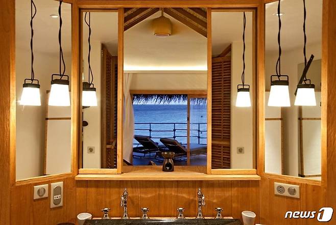 워터빌라 객실에서 바라본 야외 테라스와 바다. 콘스탄스 리조트 제공