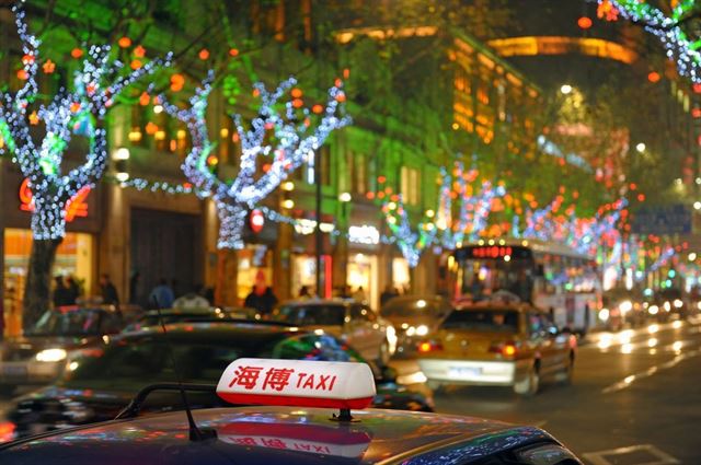중국 상하이 밤거리의 크리스마스 장식. 게티이미지뱅크