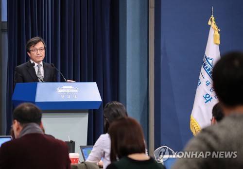 취재진 질문 받는 김의겸 청와대 대변인 (서울=연합뉴스) 황광모 기자 = 청와대 김의겸 대변인이 5일 오전 청와대 춘추관에서 문재인 대통령의 청와대 특별감찰반 비리와 관련한 지시사항을 발표한 뒤 취재진 질문을 받고 있다. 김 대변인은 문 대통령이 4일 귀국 직후 임종석 비서실장, 조국 민정수석에게 특감반 비리를 보고받았다고 밝혔다. 문 대통령은 특별감찰반 비위 문제와 관련해 조국 민정수석에게 특감반 개선방안을 조속히 마련하라고 지시했다. 2018.12.5 hkmpooh@yna.co.kr
