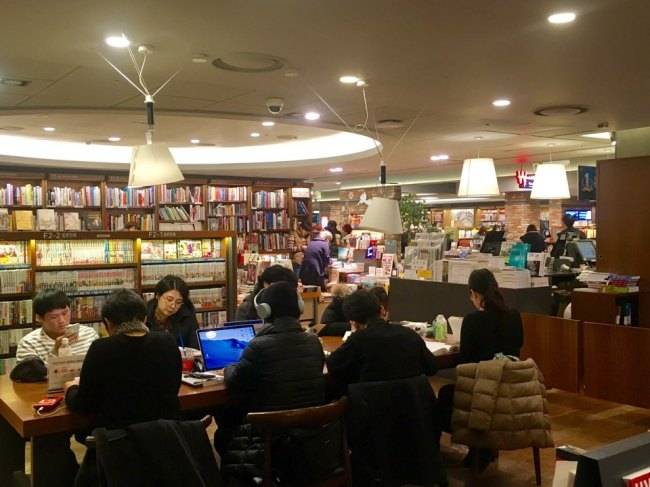 Visitors read books at Kyobo Book Centre’s Gwanghwamun branch on Wednesday afternoon. (Im Eun-byel/The Korea Herald)
