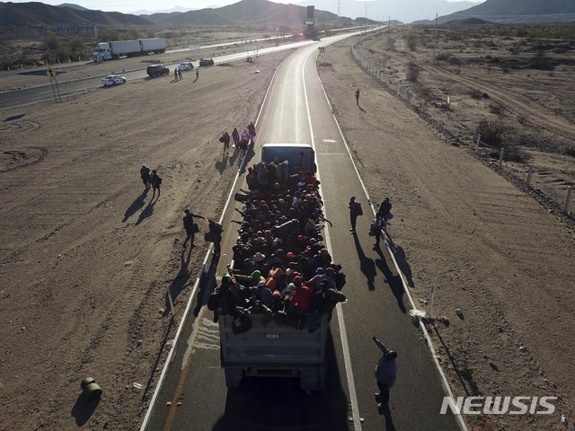 【멕시칼리=AP/뉴시스】중미 출신 불법 이주민들이 20일(현지시간)멕시코 멕시칼리에서 트럭을 얻어타고 미국 접경도시 티후아나로 향하고 있다. 2018.11.21