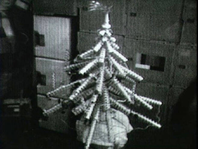 1973년 우주에서 만든 크리스마스 캔 트리. NASA