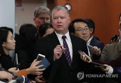 워킹그룹 2차 회의 결과 브리핑하는 스티븐 비건 (서울=연합뉴스) 김인철 기자 = 스티븐 비건 미국 국무부 대북정책특별대표가 21일 오후 서울 종로구 외교부 청사 로비에서 워킹그룹 2차 회의를 마친 뒤 브리핑을 하고 있다. yatoya@yna.co.kr