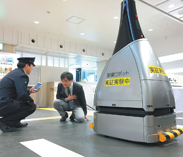 지하철역 구내에서 사람 대신 경비 순찰 업무를 맡는 인공지능(AI) 로봇 ‘페르세우스봇’.