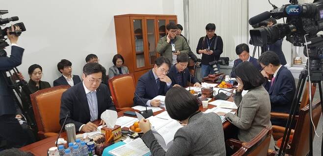 20일 국회에서 열린 교육위원회 법안소위 회의에 참석한 위원들이 회의 시작을 기다리고 있다.