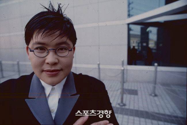 1995년 숏 커트에 보이시한 매력을 자랑하는 이영자. 경향신문 DB
