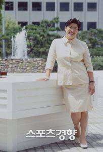 1999년 새신부 처럼 화사하게 치마 정장을 입은 이영자의 모습. 경향신문DB