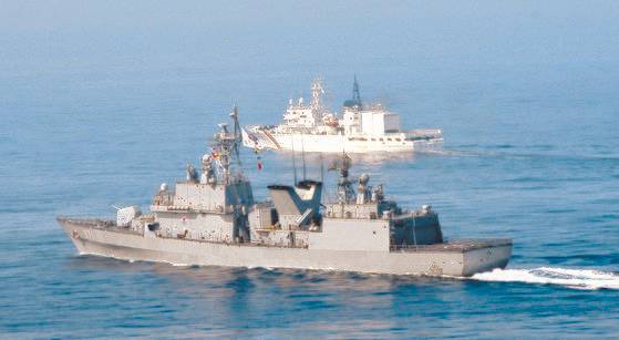 해군 광개토대왕함(왼쪽 사진 앞쪽)과 해경 해-3007함이 합동으로 해상기동훈련을 하고 있는 모습 . [뉴스1]