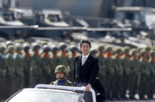 아베 신조 일본 총리가 일본 육상자위대를 사열하고 있다. 게티이미지