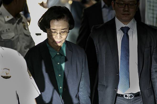 이명희 일우재단 이사장이 지난 6월4일 오전 서울 서초구 서울중앙지법에서 열린 영장실질심사에 출석하기 위해 법정으로 향하고 있다. 김성광 기자 flysg2@hani.co.kr