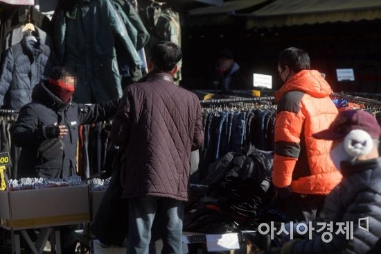 강추위가 이어지고 있는 28일 서울 동묘시장에서 시민들이 겨울옷을 살펴보고 있다. /문호남 기자 munonam@