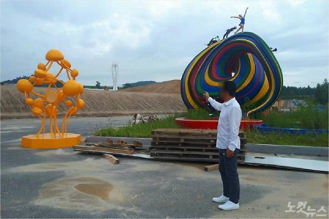 대부분 철거된 2018 평창동계올림픽 개폐회식장에서 H회사의 한 직원이 임시 컨테이너가 설치됐던 장소를 가리키고 있다. (사진=유선희 기자)