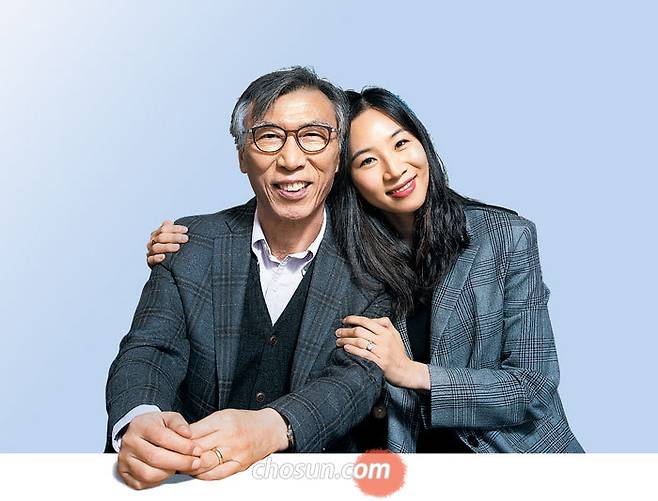 ‘우리가 세상에 나올 때 신(神)은 거울 하나를 던져 산산조각 낸다. 우리는 살면서 깨져 흩어진 거울 조각을 모으고 삶이 끝날 때 비로소 완성된 거울에 자신을 비추어 본다’는 말이 있다. 딸 이소은(오른쪽)씨는 그 이야기로 ‘거울’이라는 노래를 지었다. 아버지 이규천(왼쪽)씨는 “아이들은 최고의 밥벌이를 얻으려고 태어난 게 아니라 행복하기 위해 태어난 것”이라며 “가정에서 행복을 찾지 못하면 어느 곳에서도 찾을 수 없다”고 했다. / 임영근 영상미디어 기자