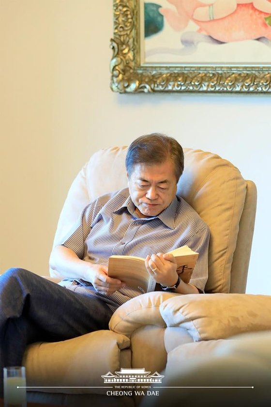 문재인 대통령이 지난 8월 2일 휴가지인 충남 계룡대의 휴양시설에서 독서를 하고 있다. 문 대통령이 들고 있는 책은 소설가 김성동의 장편소설 『국수』다. [사진 청와대]